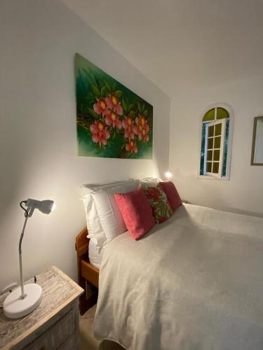 Postel nebo postele na pokoji v ubytování Aratinga Inn