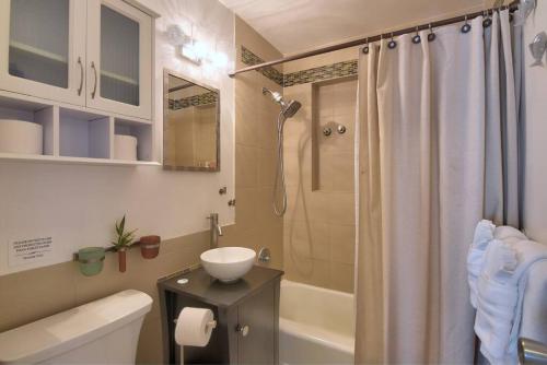 Bilik mandi di Mermaids Cove Heated Pool Jacuzzi Firepit Beach Access
