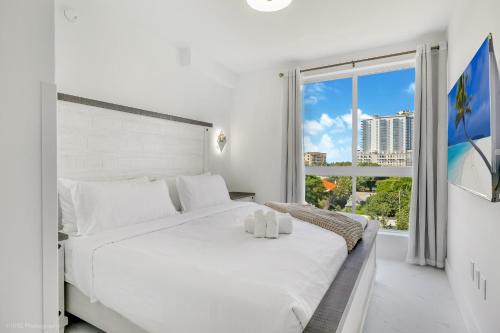 Ένα ή περισσότερα κρεβάτια σε δωμάτιο στο Lux 3BR City-View Retreat in Hollywood, 2nd Floor