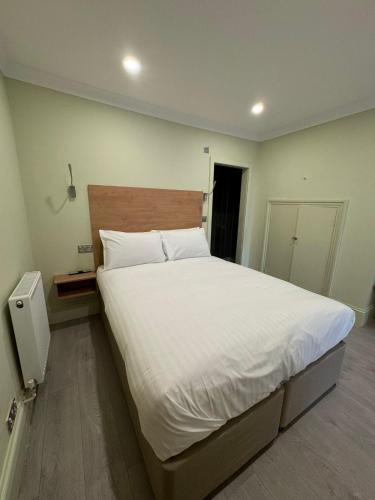 Marldon Olympia Hotelにあるベッド