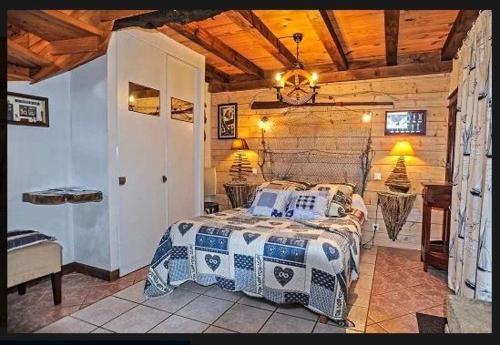 Ένα ή περισσότερα κρεβάτια σε δωμάτιο στο Chambres d'hôtes Escapade Bretonne