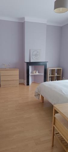 une chambre avec un lit, un bureau et une table dans l'établissement La villa Duchesse proche de Malo les Bains, à Dunkerque