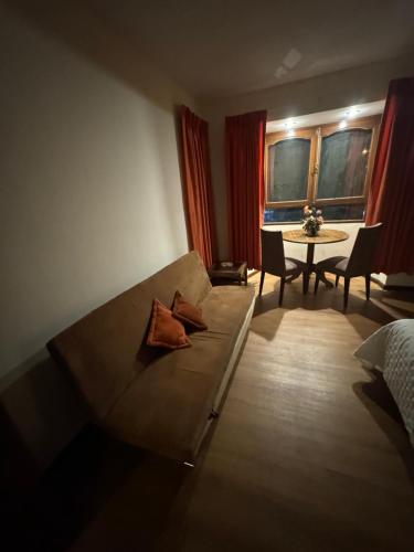 a living room with a couch and a dining room table at Casona tupuraya in Cochabamba