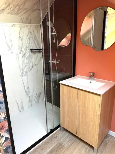 une salle de bain avec douche et lavabo dans l'établissement Gîte gina, à Grand-Fort-Philippe