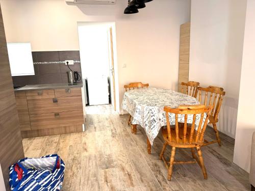 une cuisine et une salle à manger avec une table et des chaises dans l'établissement Gîte gina, à Grand-Fort-Philippe