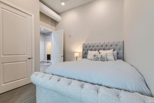 a large white bedroom with a large bed with a bench at Golden Getaway Spacious 2BR Walk to Trails in Golden