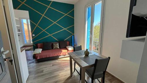 un salon avec une table et un canapé dans l'établissement Les sureaux, à Perpignan