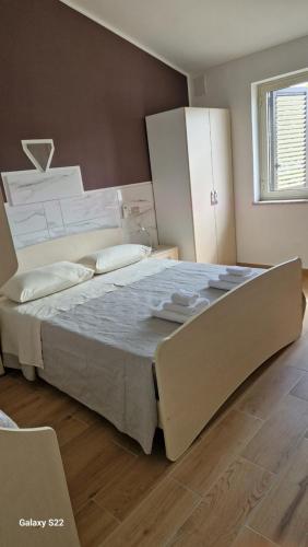 a bedroom with a large bed in a room at Aria e sole in Caulonia