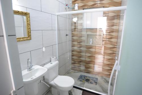 Bilik mandi di Casa beira-mar com piscina em Saquarema RJ