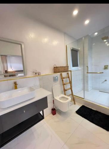Ένα μπάνιο στο Luxury 3bedroom apartment