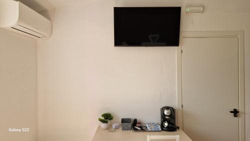 a room with a wall with a tv on the wall at Aria e sole in Caulonia