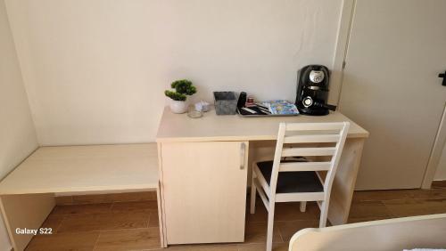 a desk in a small room with a chair at Aria e sole in Caulonia
