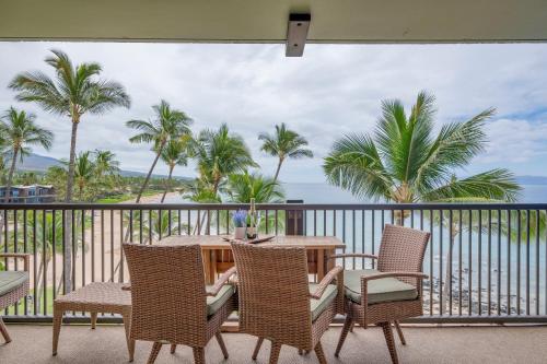 un tavolo e sedie su un balcone con vista sull'oceano di Mana Kai 501 a Wailea