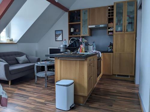 eine Küche mit einer Insel in der Mitte eines Raumes in der Unterkunft Appartement calme à 300 m de la plage-centre ville - Quiet appartment 300 m near city and beach in Mers-les-Bains