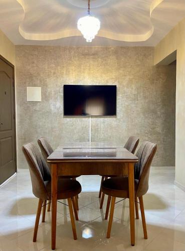 Μια τηλεόραση ή/και κέντρο ψυχαγωγίας στο Appartement Haut Standing en Plein Coeur de la Ville