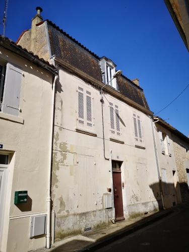 Photo de la galerie de l'établissement Cosy & calme-dernier étage, à Saint-Jean-dʼAngély
