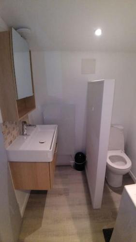 Photo de la galerie de l'établissement Cosy & calme-dernier étage, à Saint-Jean-dʼAngély