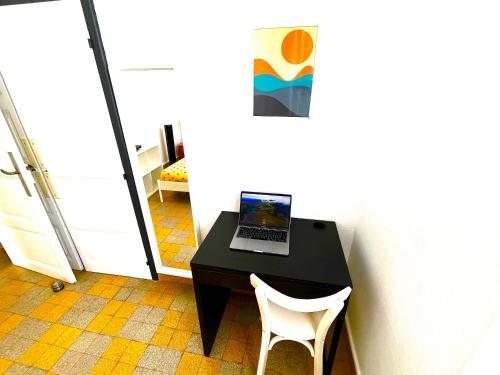a black table with a laptop on top of it at Villa Cantarela, Palavas plage, Vue mer in Palavas-les-Flots