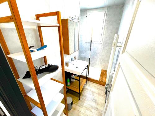 a small bathroom with a sink and a mirror at Villa Cantarela, Palavas plage, Vue mer in Palavas-les-Flots