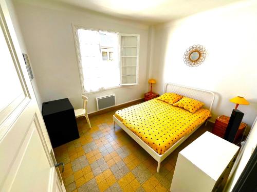 a bedroom with a bed and a window at Villa Cantarela, Palavas plage, Vue mer in Palavas-les-Flots