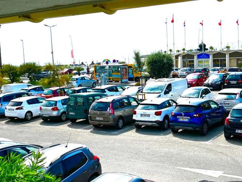 a parking lot filled with lots of parked cars at Villa Cantarela, Palavas plage, Vue mer in Palavas-les-Flots