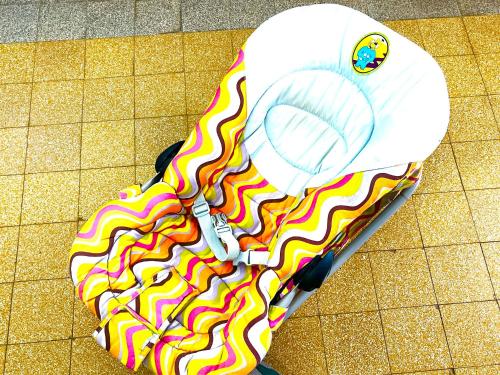 a doughnut laying on the floor next to at Villa Cantarela, Palavas plage, Vue mer in Palavas-les-Flots