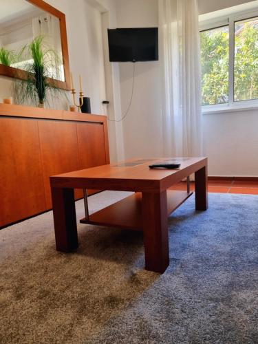 TV a/nebo společenská místnost v ubytování Ribeirinho Apartment - Machico Beach
