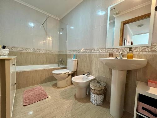 une salle de bain avec un lavabo, des toilettes et un miroir dans l'établissement CASA MiJa, à San Juan de los Terreros