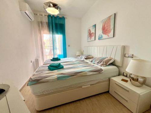 une chambre avec un grand lit dans une pièce dans l'établissement CASA MiJa, à San Juan de los Terreros