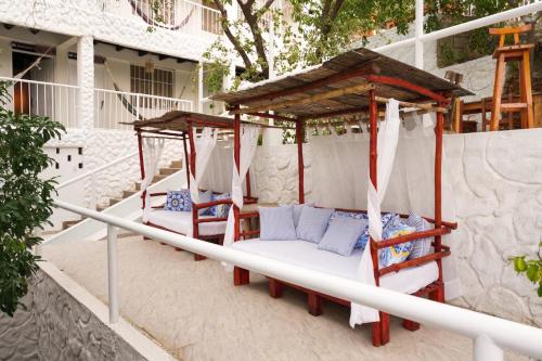 a porch with two chairs and a porch swing at Vito Hotel Boutique Taganga in Taganga