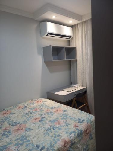 サンルイスにあるmy sweet placeのベッドと机が置かれた寝室