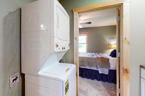 frigorifero bianco in una camera con letto di The Korn Krib a Mercer