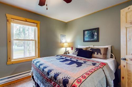 una camera da letto con un letto e una finestra di The Korn Krib a Mercer