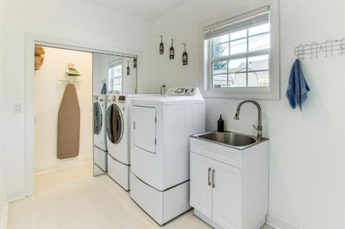 lavadero blanco con fregadero y lavadoras en Home with Private Yard - Walk to Swamp Rabbit Trail, en Greenville