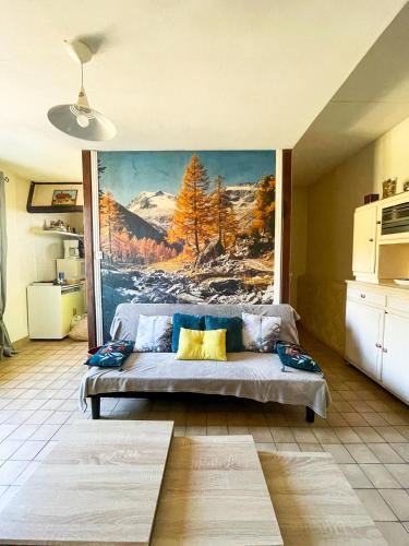 Cette chambre comprend un lit orné d'une peinture murale. dans l'établissement Appartement 2 chambres avec terrasse, à Polliat