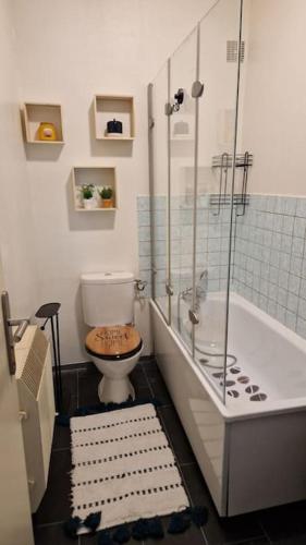 La salle de bains est pourvue d'une douche, de toilettes et d'une baignoire. dans l'établissement Dolce vita, à Amnéville