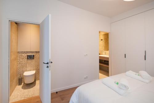パリにあるPick A Flat's Apartment in Le Marais - Rue Sainte Croix de la Bretonnerieのベッドルーム(白いベッド1台付)、バスルーム
