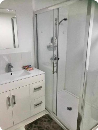 Ένα μπάνιο στο The Lighthouse Studio Appartments