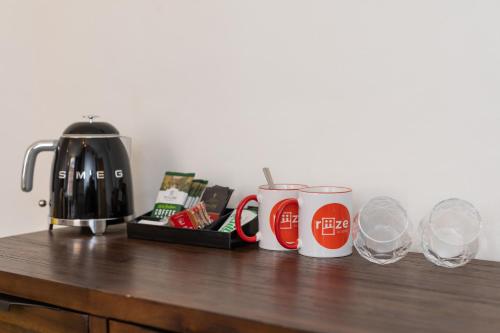 Příslušenství pro přípravu čaje a kávy v ubytování Riize Boutique Hotel Worcester Self Check-in City Centre