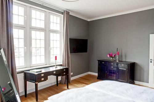een slaapkamer met een bureau, een bed en een raam bij Ferienwohnung Oliver92 in Bernkastel-Kues