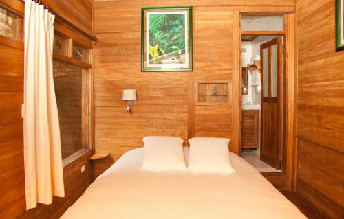 Кровать или кровати в номере Tree House Lodge