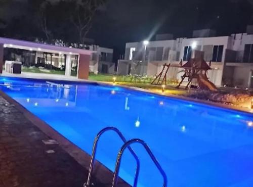 a large blue swimming pool at night at Casa de Vacaciones in Cancún