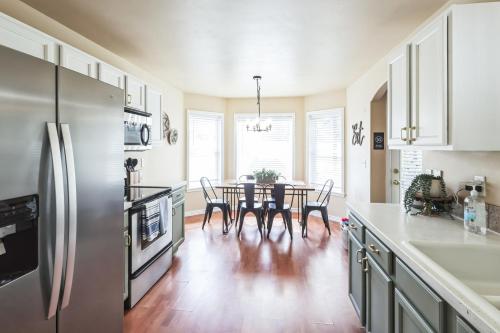 Η κουζίνα ή μικρή κουζίνα στο Cozy Corner Oasis with Hot Tub home