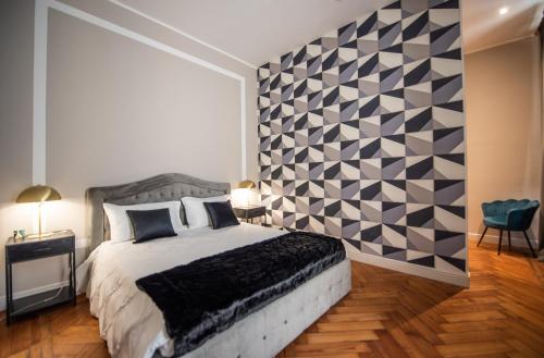 トリノにあるDomus San Carlo- Luxury apartment in Turin's heartのベッドルーム1室(大型ベッド1台付)