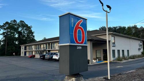 a pepsi sign in front of a parking lot at Motel 6-Macclenny, FL in Macclenny