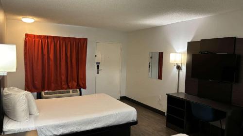 a hotel room with a bed and a television at Motel 6-Macclenny, FL in Macclenny