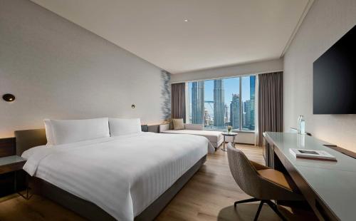 Postel nebo postele na pokoji v ubytování Traders Hotel, Kuala Lumpur