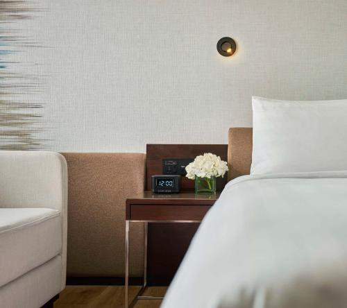 Postel nebo postele na pokoji v ubytování Traders Hotel, Kuala Lumpur