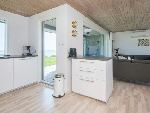 una cucina con mobili bianchi e un soggiorno di Seaside Panorama Retreat - By Traum Ferienwohnungen a Odder
