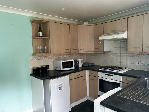 Brades Rise House - 3 bedroom house with 2 toilets with a private garden photo 15